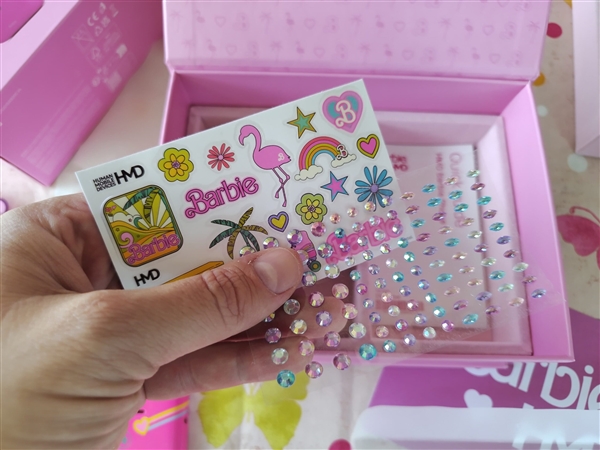 919元！HMD Barbie芭比聯名翻蓋機發布：粉色機身少女心爆棚
