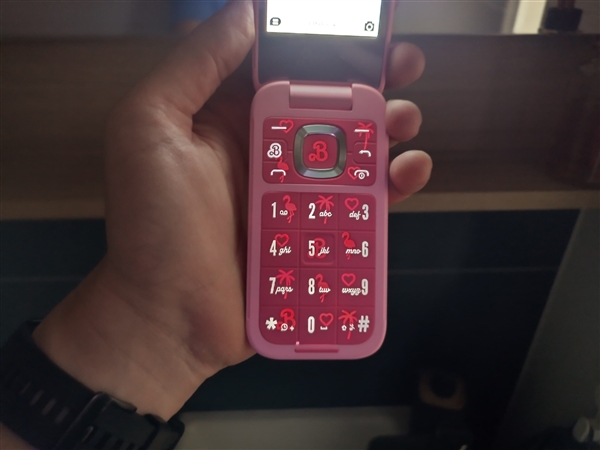919元！HMD Barbie芭比聯名翻蓋機發布：粉色機身少女心爆棚