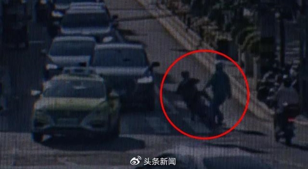 男子闖紅燈致電動車車主摔倒遭碾壓身亡 司機是否負責：官方回應