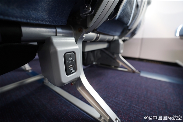國航首架C919國產大飛機座艙細節：配有手機支架、60W USB-C接口