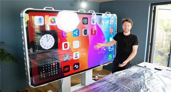 創吉尼斯世界紀錄！2米高巨型蘋果iPhone 15 Pro Max亮相：88英寸自由操作