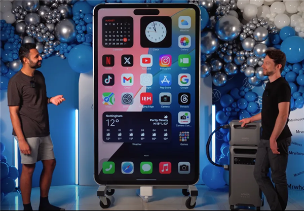 創吉尼斯世界紀錄！2米高巨型蘋果iPhone 15 Pro Max亮相：88英寸自由操作