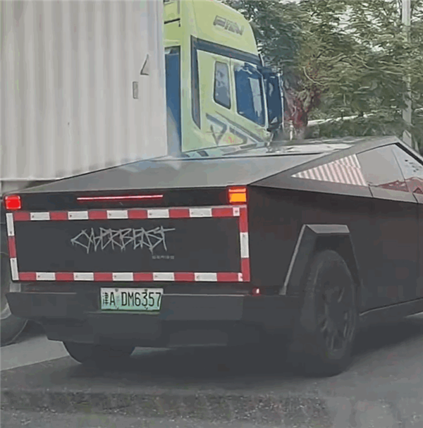 國內唯一一臺上牌的特斯拉Cybertruck皮卡現身廣東：不銹鋼車身被改成黑色