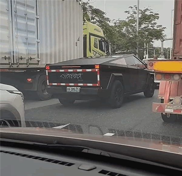 國內唯一一臺上牌的特斯拉Cybertruck皮卡現身廣東：不銹鋼車身被改成黑色