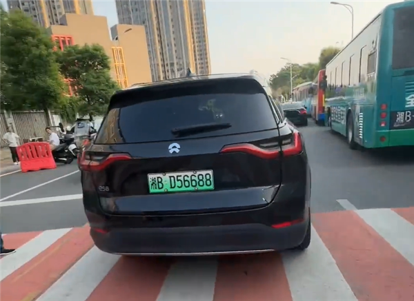 男子駕車強闖護學崗：被攔后下車張口就罵人