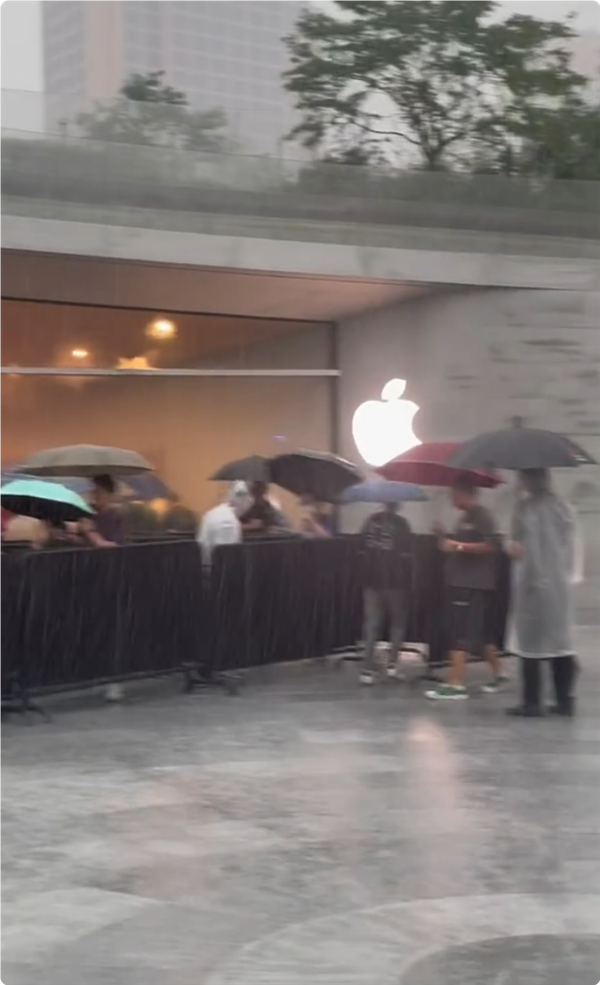 首批iPhone 16用戶收到新機：果粉暴雨中在Apple Store排長隊取貨