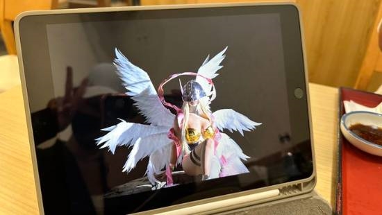 身材爆好的技術大佬：Coser親手打造天女獸全套裝備