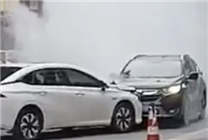 轎車鬧市突然失控撞向人群！湖北司機死死頂住 廣汽埃安為英雄車主獎勵霸王龍
