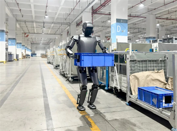 全球首次！比亞迪工廠啟用人形機器人 搬箱子畫面公布