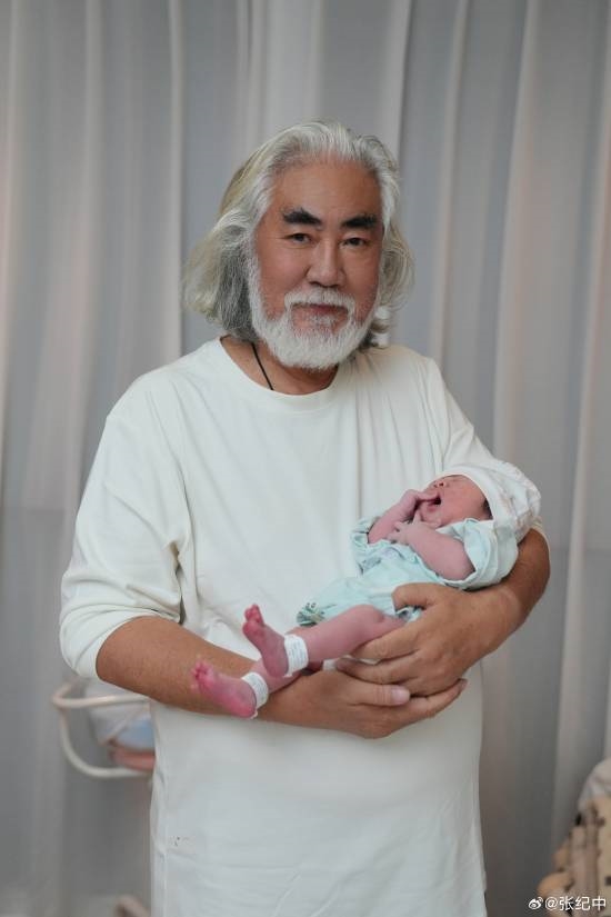 73歲張紀中再當?shù)?曬六口全家福合影畫面溫馨引圍觀：網(wǎng)友送祝福