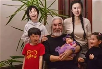 73歲張紀中為四胎女兒辦滿月宴 曬全家福慶祝