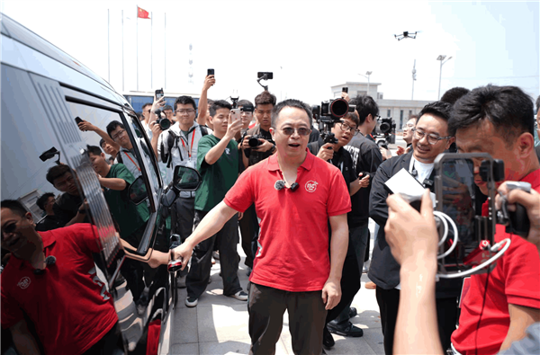 周鴻祎賣掉邁巴赫買了12輛國產車：極氪、比亞迪、問界全都有