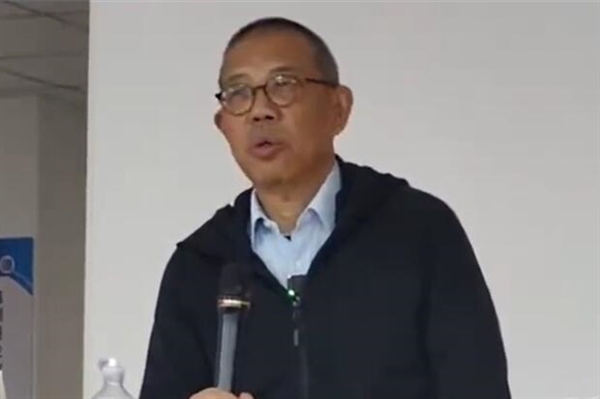員工稱胖東來不賣農夫山泉綠瓶水 鐘睒睒稱長期喝一定有問題