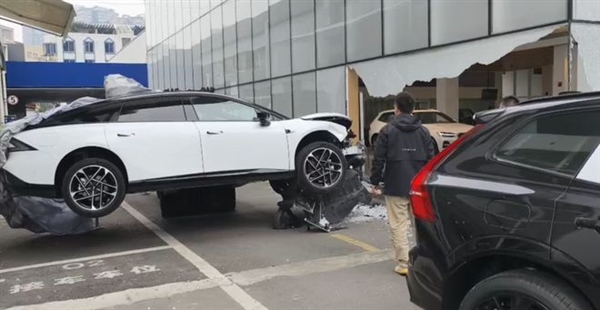 女子試駕錯把油門當剎車 沖進4S店撞壞5輛車損失百萬：官方回應