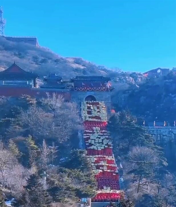 網友爬泰山遇央視跨年晚會彩排：場面壯觀