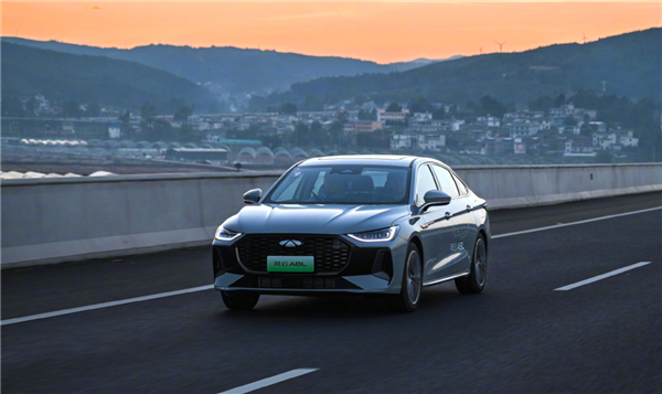 劍指比亞迪秦PLUS DM-i！奇瑞風云A8L今日上市：滿油滿電能跑2307.8km