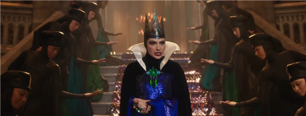 迪士尼真人版《白雪公主》新劇照：公主回眸微笑