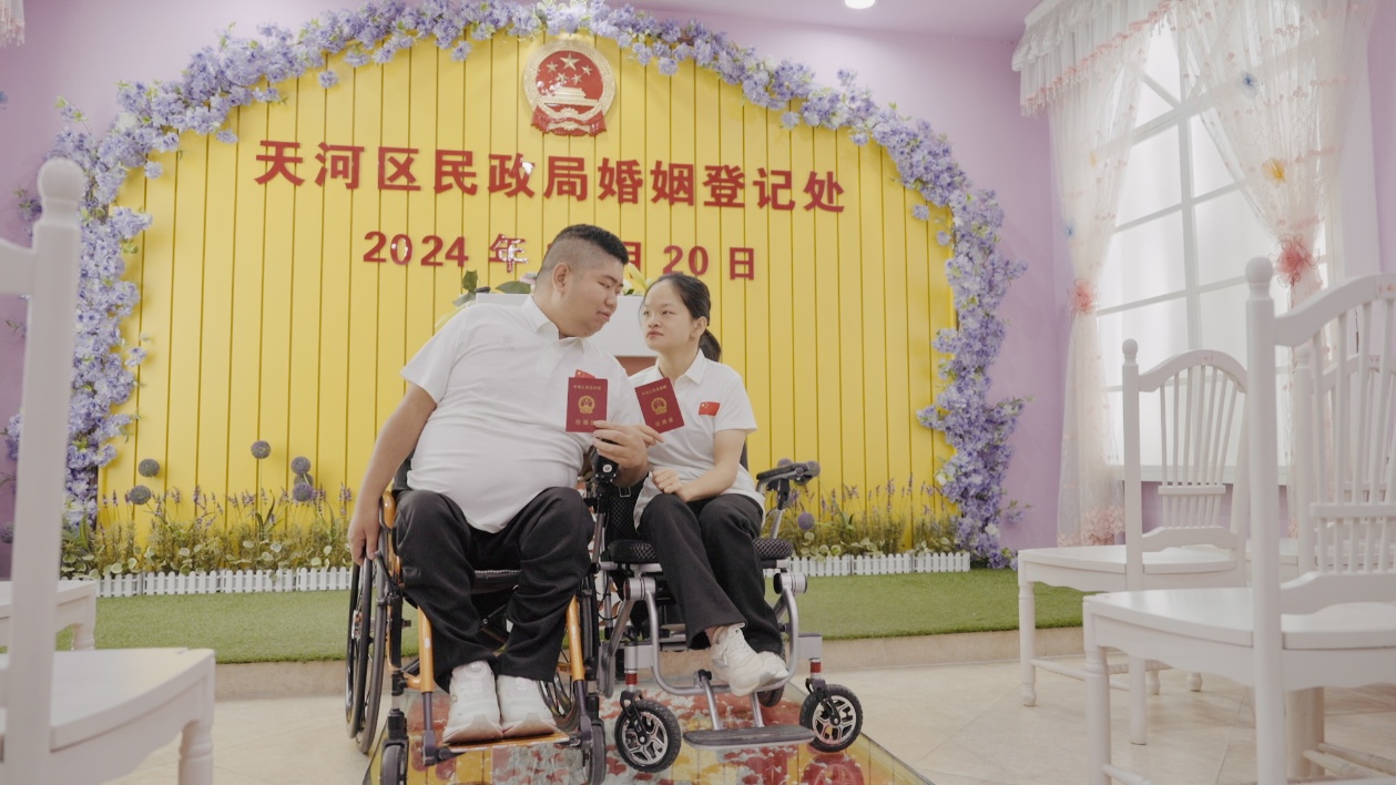 冠軍的輪椅愛情：普通人十分鐘，我們用半小時同樣也能到達終點