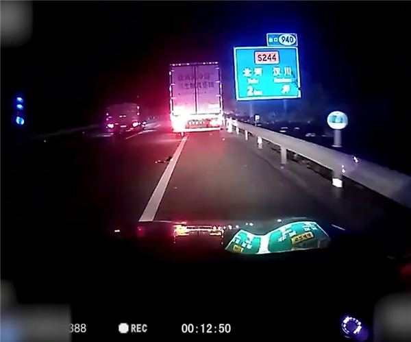 半夜貨車高速上20km/h龜速行駛 司機：罰我總比出事故強