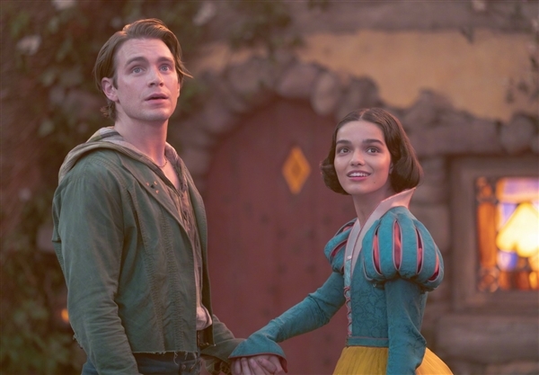 3月21日上映！《白雪公主》真人電影新劇照公開：毒皇后、公主同框