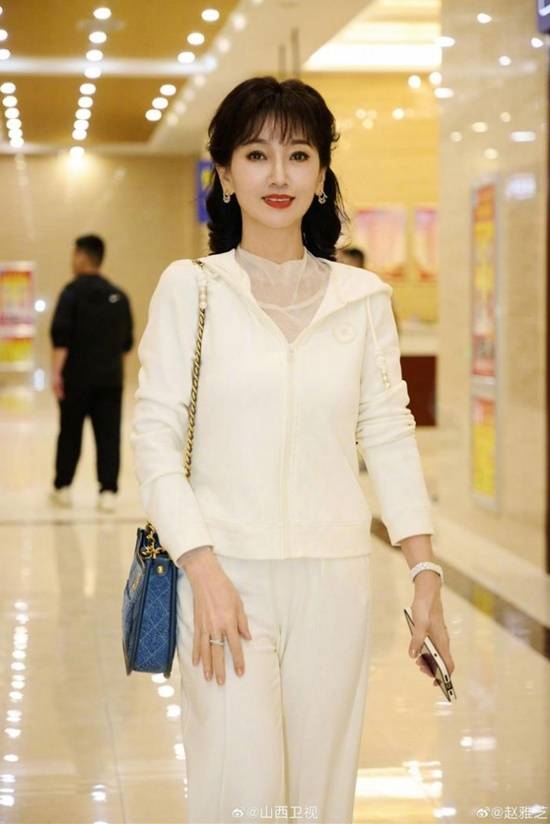 “白娘子”趙雅芝曬71歲美照：狀態超好 烈焰紅唇嬌嫩無比