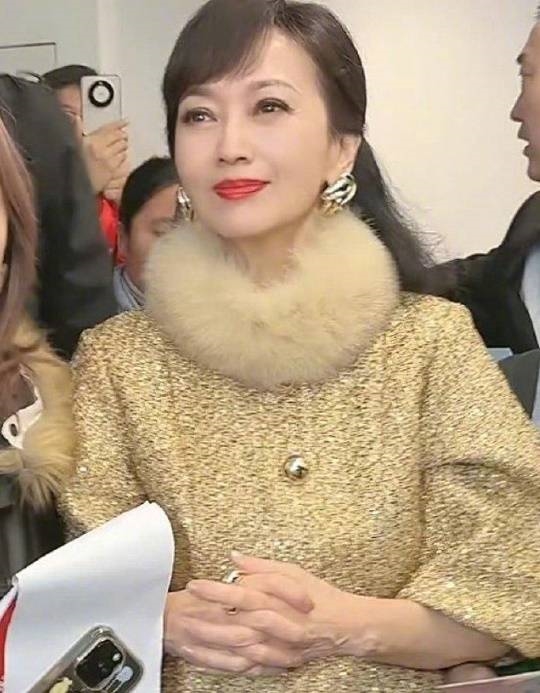 “白娘子”趙雅芝曬71歲美照：狀態超好 烈焰紅唇嬌嫩無比