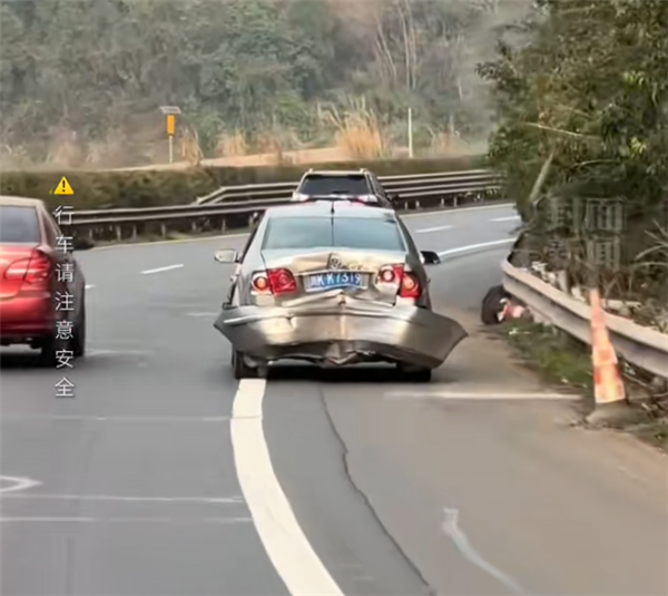 四川一高速上現(xiàn)“車堅強”：車屁股被撞爛了還在繼續(xù)開