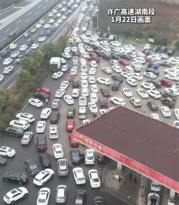 第一批回家過年的人已經堵路上了：服務區也堵上了 都是車和人