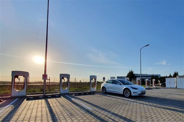 全國充電樁已超1200萬臺 同比暴增近50%