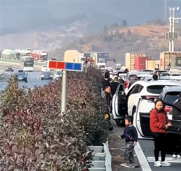 第一批回家過年的人已經堵路上了：服務區也堵上了 都是車和人