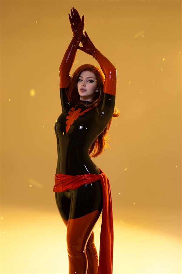 《X戰警》鳳凰女Cos美圖欣賞：穿膠完美展示好身材