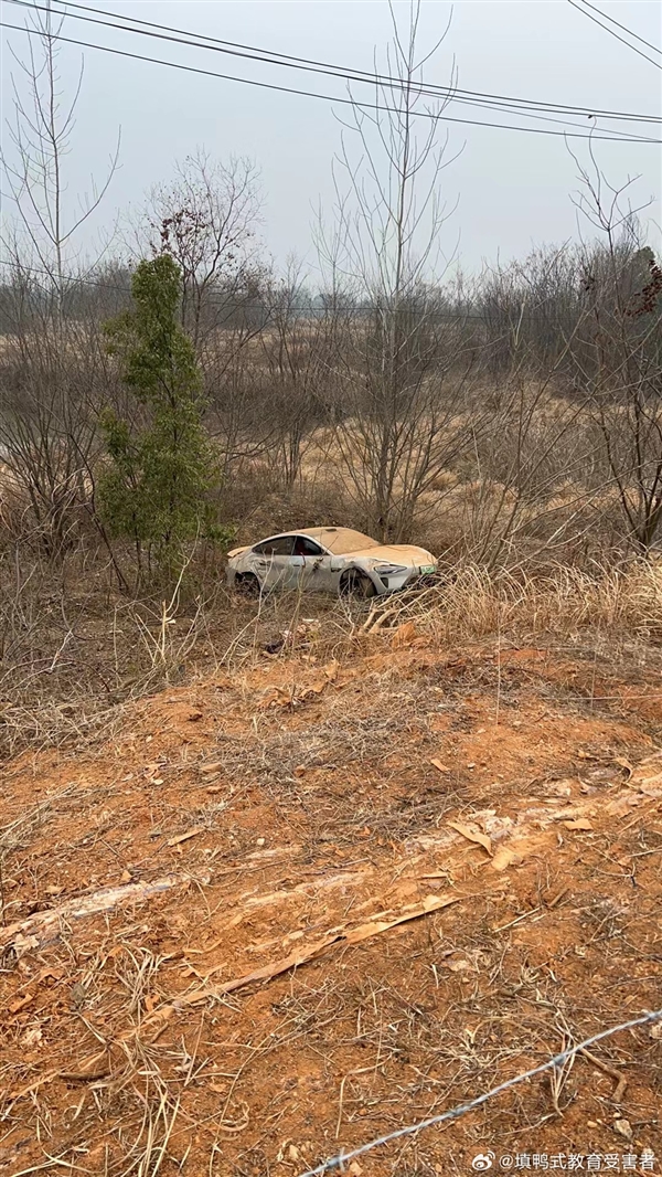 路面不平致小米SU7翻下路邊嚴重受損：車內人沒事