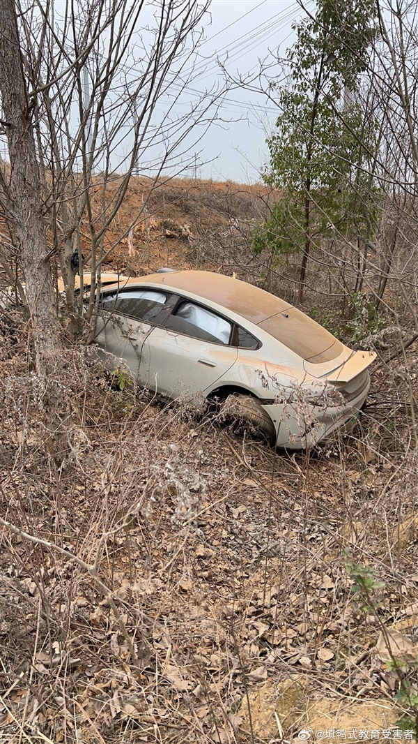 路面不平致小米SU7翻下路邊嚴重受損：車內人沒事