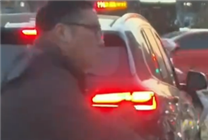 倆車(chē)主等紅燈發(fā)生爭(zhēng)執(zhí)互摔對(duì)方車(chē)門(mén)  網(wǎng)友：理智之下選擇了稚氣
