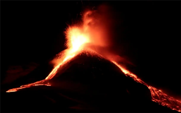 意大利西西里島火山噴發  有一48歲男子為“看熱鬧”在冰面摔骨折