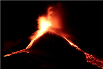意大利西西里島火山噴發  有一48歲男子為“看熱鬧”在冰面摔骨折