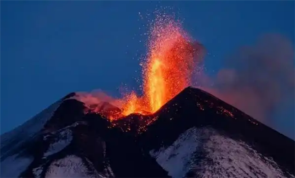 意大利西西里島火山噴發  有一48歲男子為“看熱鬧”在冰面摔骨折