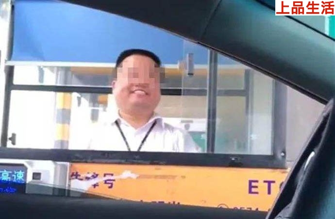 高速收費員每天要笑500次！網友紛紛感嘆每個職業(yè)不容易！