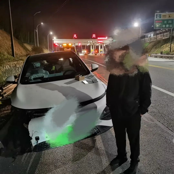 男子高速開輔助駕駛 讓車子自己開 結果撞掉輪胎