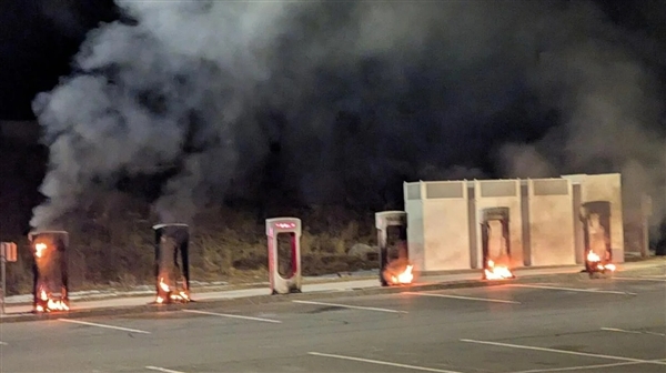 馬斯克當官后頻觸霉頭！多國銷量大跌 美歐市場還被人砸車放火