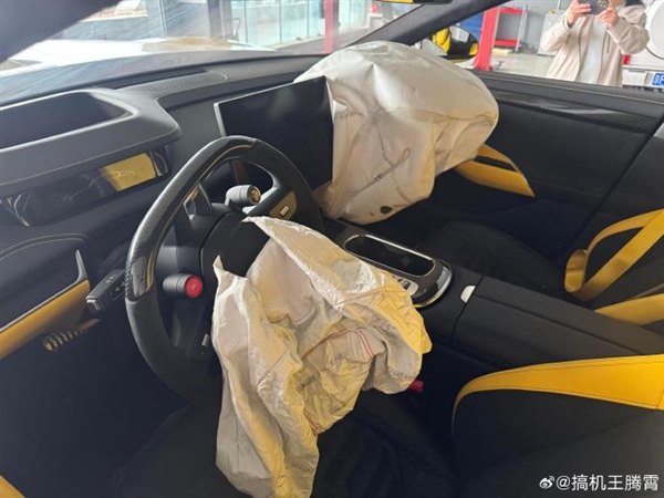 小米SU7 Ultra賽道首撞現場慘烈 1548匹馬力真不是開玩笑：雷軍發聲