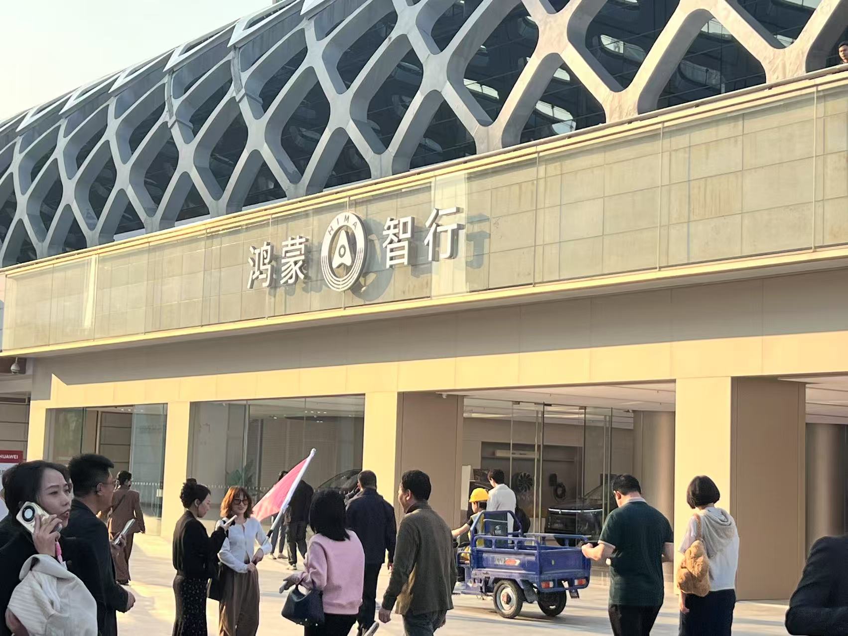 1日內4款華為系新車亮相，劉亦菲代言智界品牌，“車海戰術”能提振銷量？