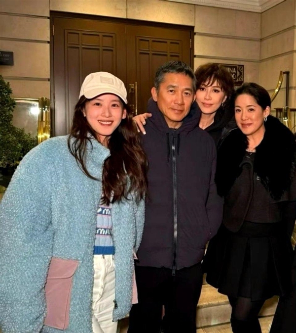 章澤天近照曝光：頭戴鴨舌帽 與梁朝偉、劉嘉玲夫婦合影