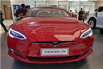 特斯拉失控撞花壇騰空落下壓毀5車 目擊者稱或剎車失靈所致：網(wǎng)友竟夸車安全