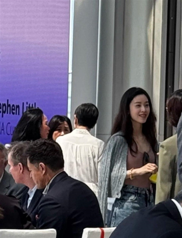 章澤天近照曝光：頭戴鴨舌帽 與梁朝偉、劉嘉玲夫婦合影 