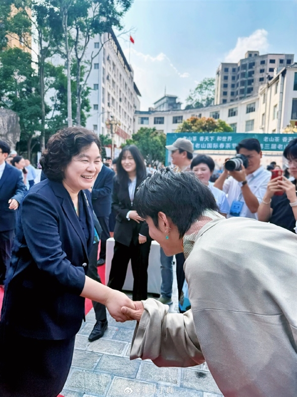 夢幻聯動！網紅丁真發文：有幸見到了華部長 特別開心 